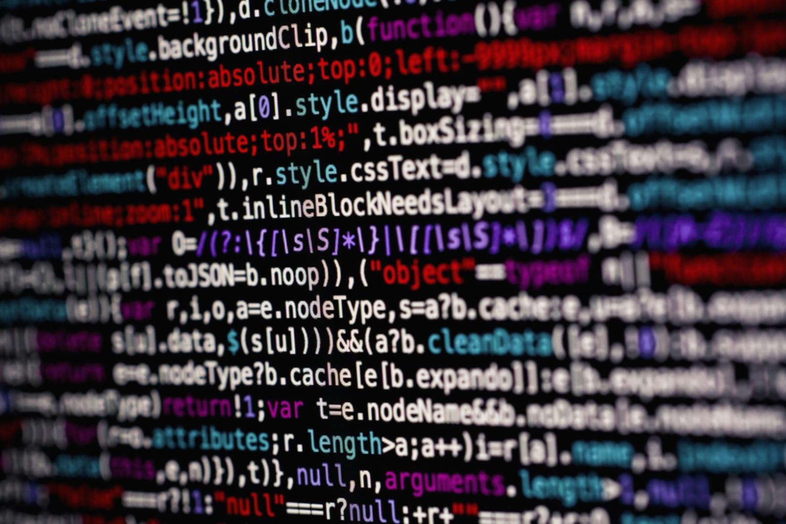 Student arbeitet konzentriert an einem Typografie-Projekt am Computer